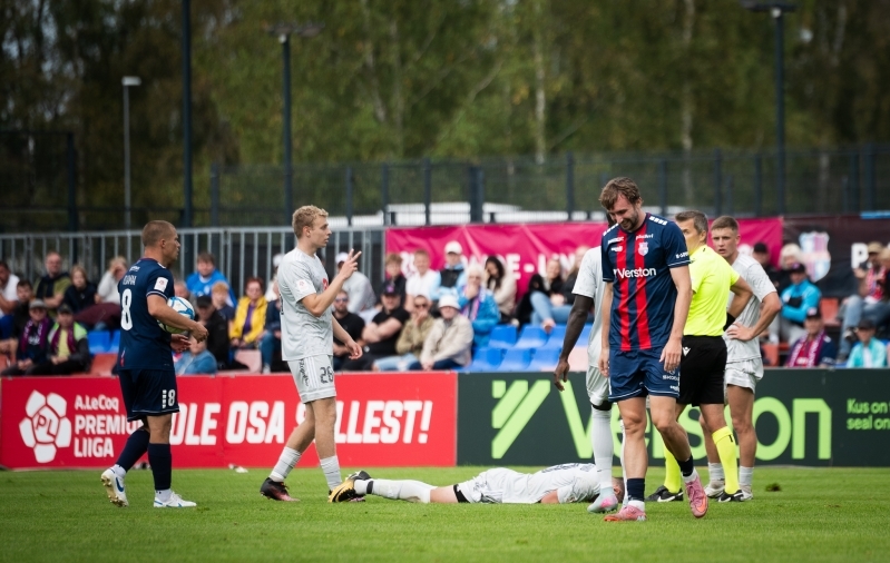 "See oli teine," näitab Rommi Siht kohtunikule pärast Sten Reinkorti kaardiväärilist viga. Foto: Liisi Troska / jalgpall.ee