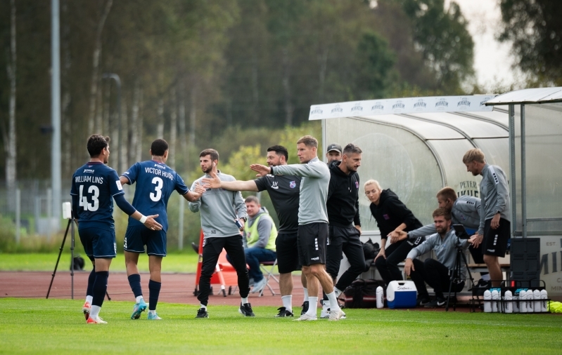 Victor Hugo tähistamas Paide pingi ees. Foto: Liisi Troska / jalgpall.ee