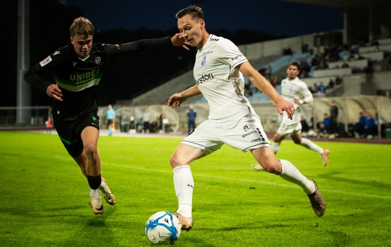 Siim Luts rünnakul Tallinna Kalevi vastu. Foto: Liisi Troska / jalgpall.ee