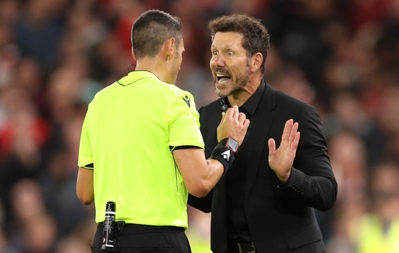 Fänniga konflikti sattunud ja eemaldatud Simeone: pole lihtne taluda 90 minutit solvanguid