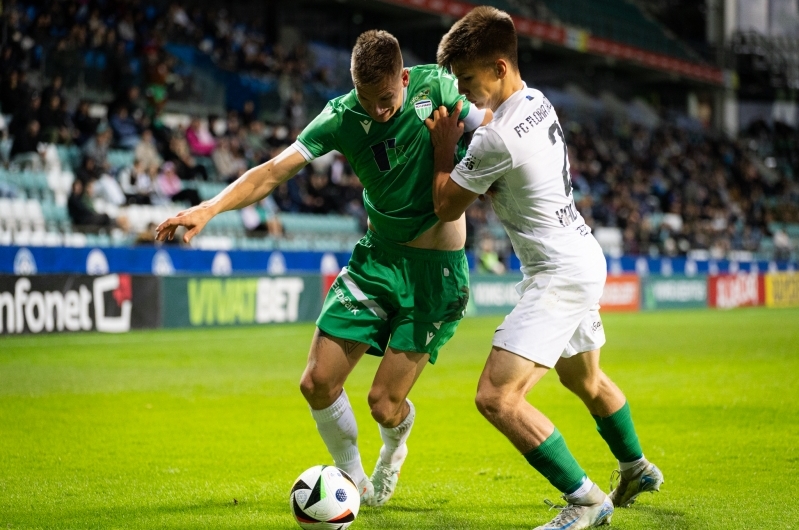 Värskelt 17-aastaseks saanud Nikita Kalmõkov (paremal) rassis mehiselt. Foto: Katariina Peetson / jalgpall.ee