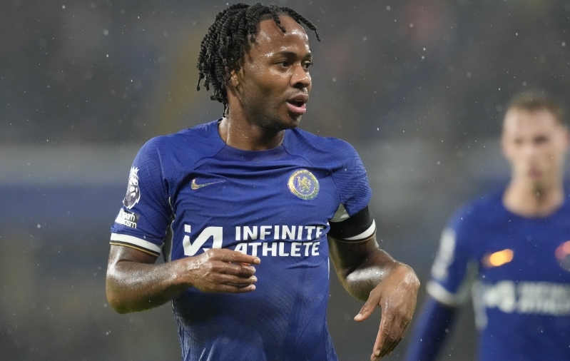 Raheem Sterling treenib Chelsea v&otilde;istkonnast eraldi. Foto: Scanpix / Frank Augstein / AP