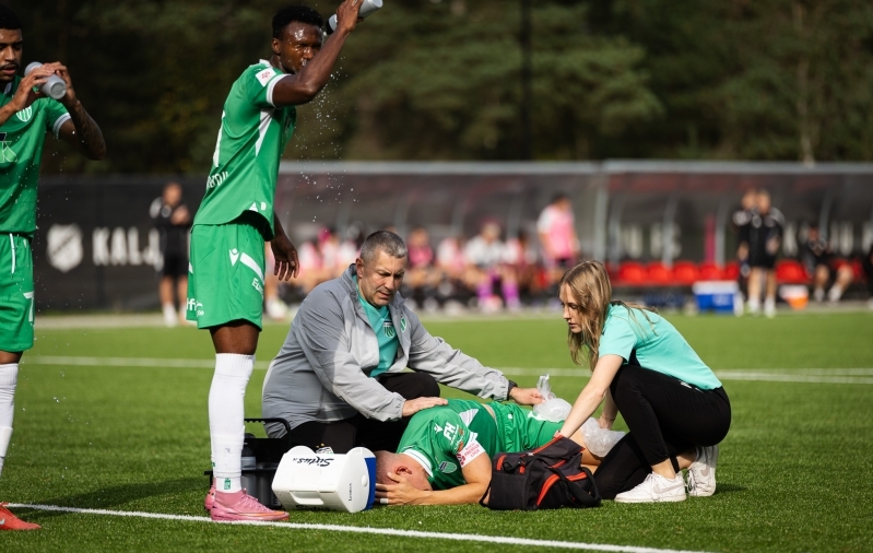 Rasmus Peetson langes p&otilde;lvevigastusega rivist. Foto: Katariina Peetson / jalgpall.ee