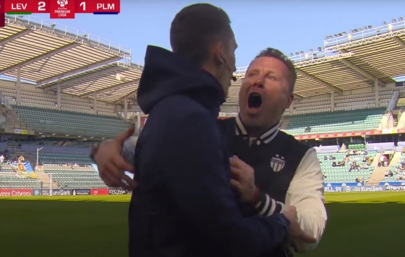 Curro Torres neljanda kohtunikuga võidurõõmu jagamas. Foto: ekraanitõmmis