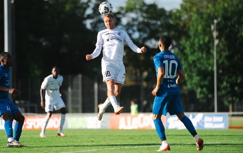 Martin Miller (Paide nr 10) ja Giacomo Uggeri (Tammeka nr 10) olid suurimad kollaste kaartide kogujad. Foto: Liisi Troska / jalgpall.ee