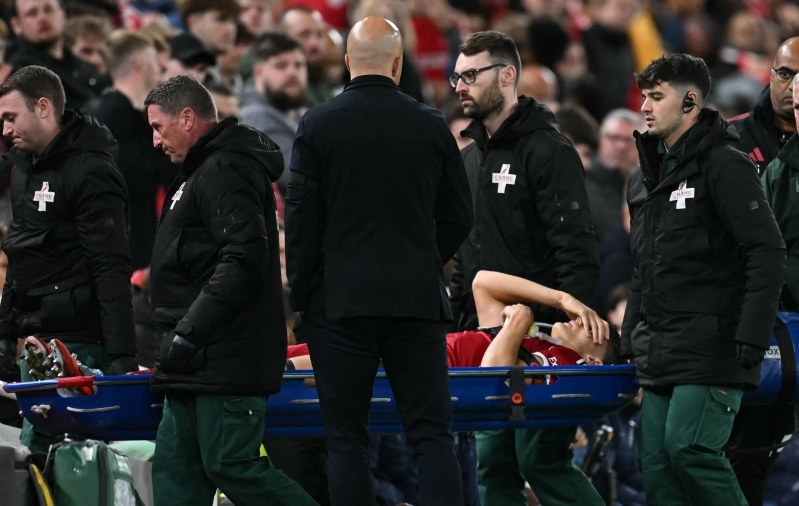 Lennuvalmis noor Itaalia keskkaitsja sai Liverpooli debüüdil ränga vigastuse