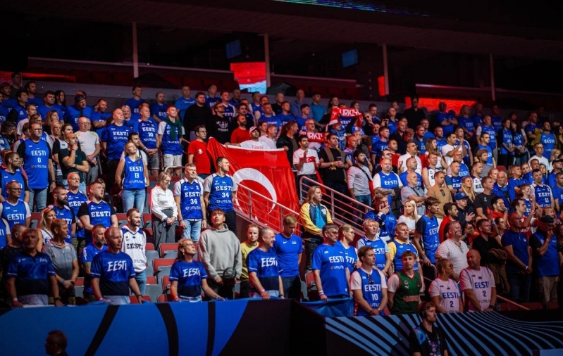 Eesti korvpallipublik pani Riias vingelt, aga selle tuules kiirelt praegusest pisut suurema areeni ehitamine oleks viga. Foto: Hendrik Osula / fiba.basketball