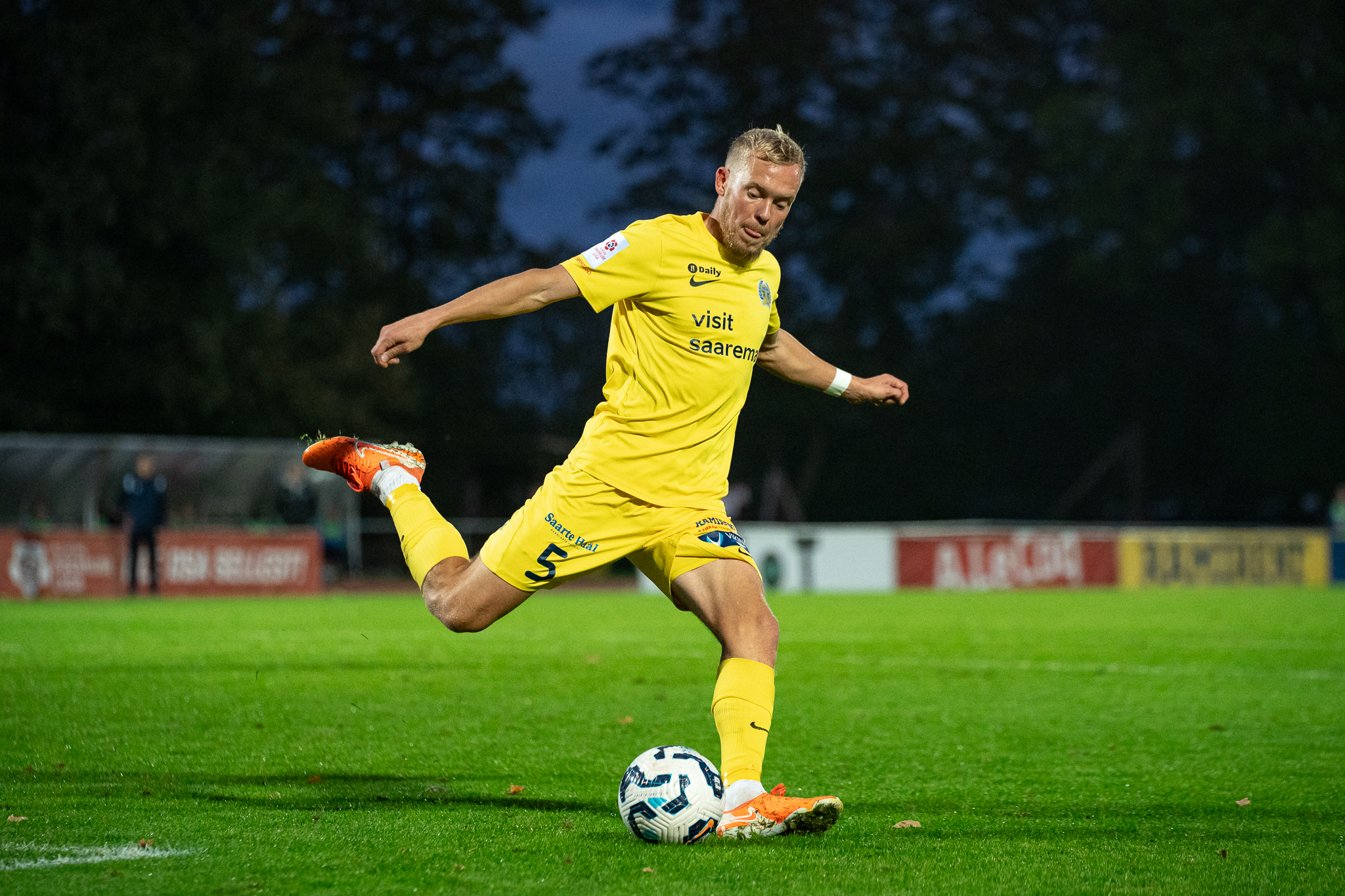 Sinilaid võib vajadusel lappida ka Kuressaare tagaliini. Foto: Liisi Troska / jalgpall.ee