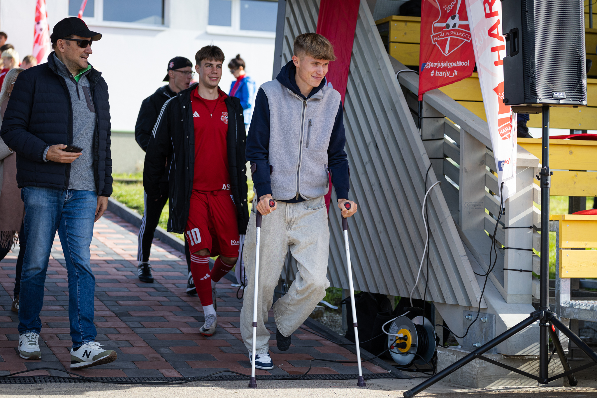 Eerme toetab oma koduklubi vigastusest hoolimata. Foto: Katariina Peetson / jalgpall.ee