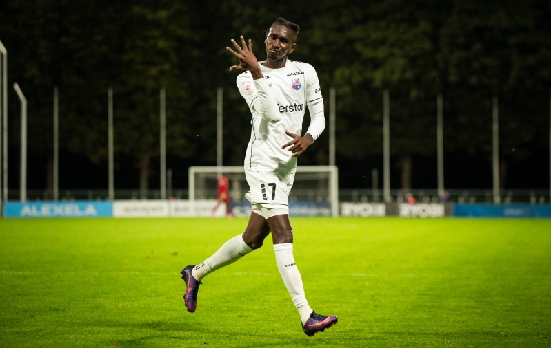 V&auml;rvika karj&auml;&auml;riga Bubacarr Trawally maandus Paides. Foto: Liisi Troska / jalgpall.ee