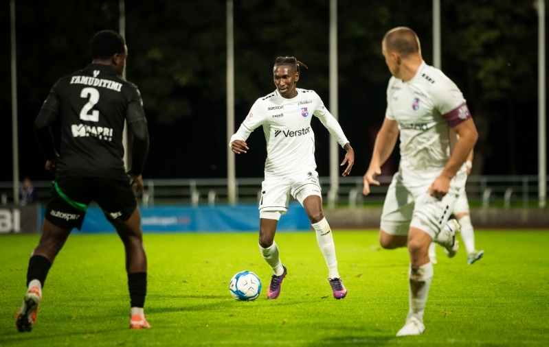 Trawally on kolme liigam&auml;nguga l&ouml;&ouml;nud kaks v&auml;ravat. Foto: Liisi Troska / jalgpall.ee