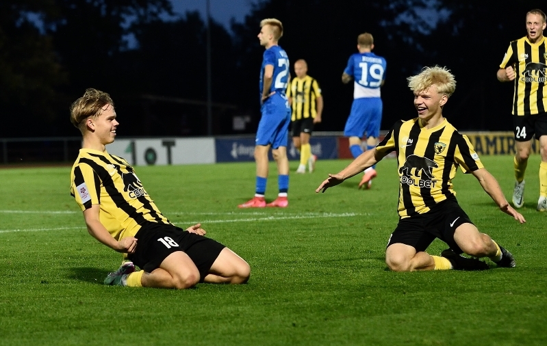 Tartus kübaratriki teinud Marten-Chris Paalberg (vasakul) koos talle väravasööte andnud Tristan Pajoga tabamust tähistamas. Foto: Imre Pühvel