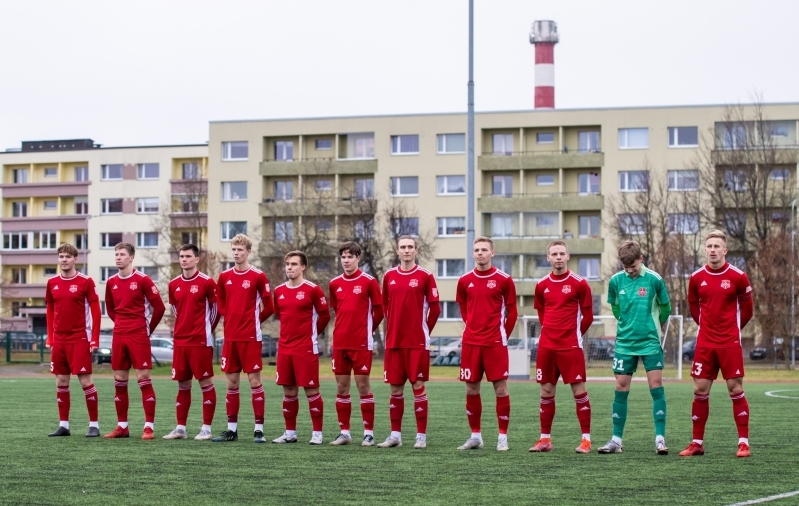 Harju meeskond Esiliiga B-s 2021. aastal. Milliseid tuttavad nägusi leiad pildilt? Foto: Liisi Troska / jalgpall.ee