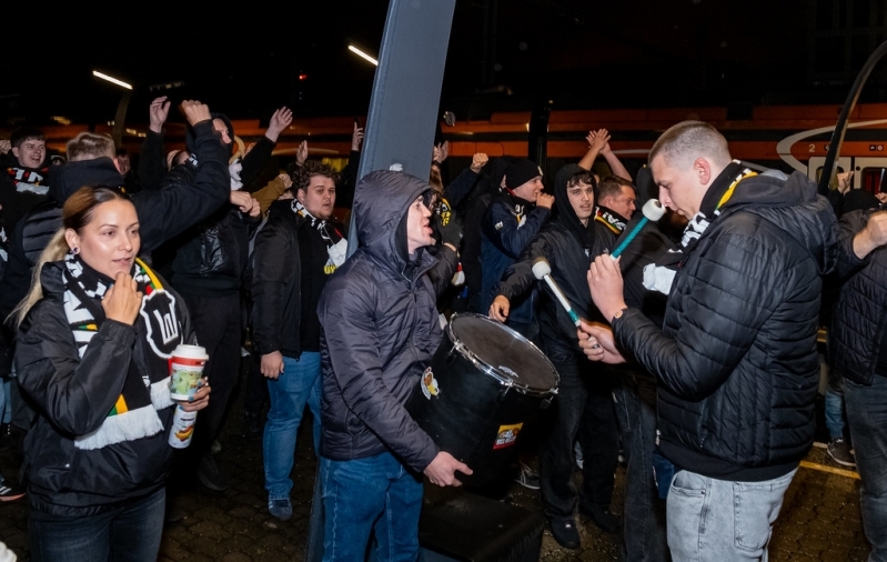 Öörongiga saabunud Leedu jalgpallifännid liikusid Tallinna kaudu Soome. Foto: Aron Urb / Elron