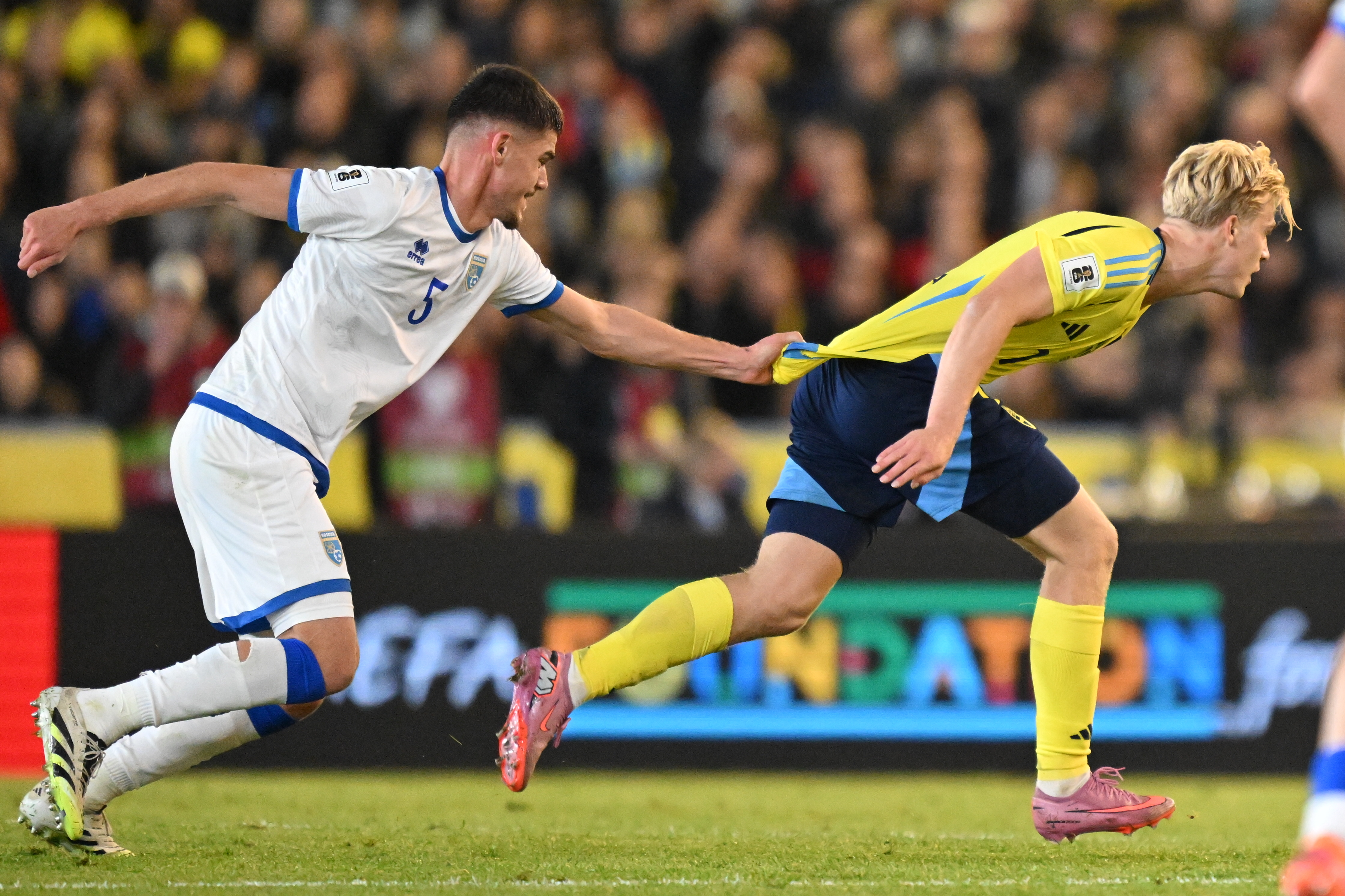 Kosovo naelutas kiratseva Rootsi kindlalt alagrupi põhja, prantslased viigistasid Islandiga