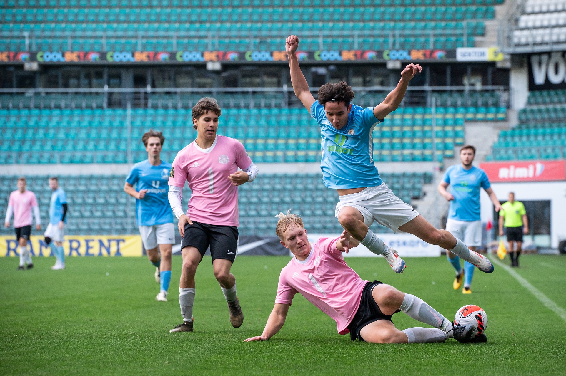 Rudolf Trööp mulluse aasta finaalis vastast taklamas. Foto: Liisi Troska / jalgpall.ee