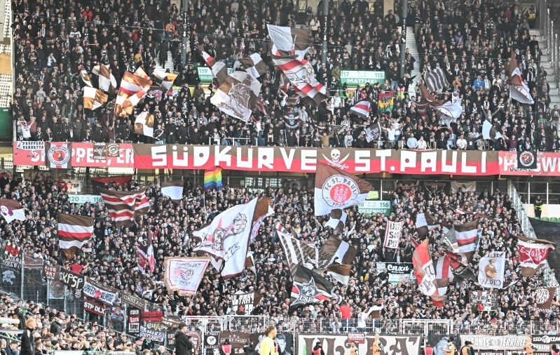 Kallis lööming: raudteejaamas rivaalidega kakelnud St. Pauli fännid jäid staadioni värava taha