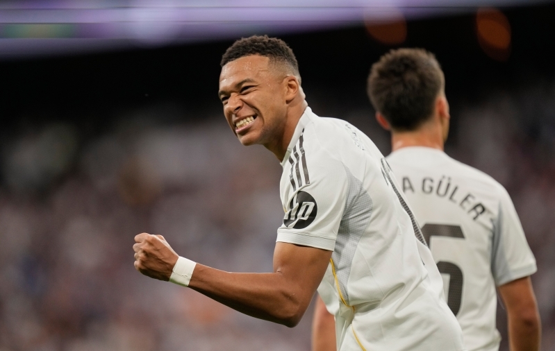  El Clasico  spetsialist! Ronaldinho ja Ronaldo saabastesse hüpanud Mbappe surus kuningakrooni Real Madridile kõvemini pähe