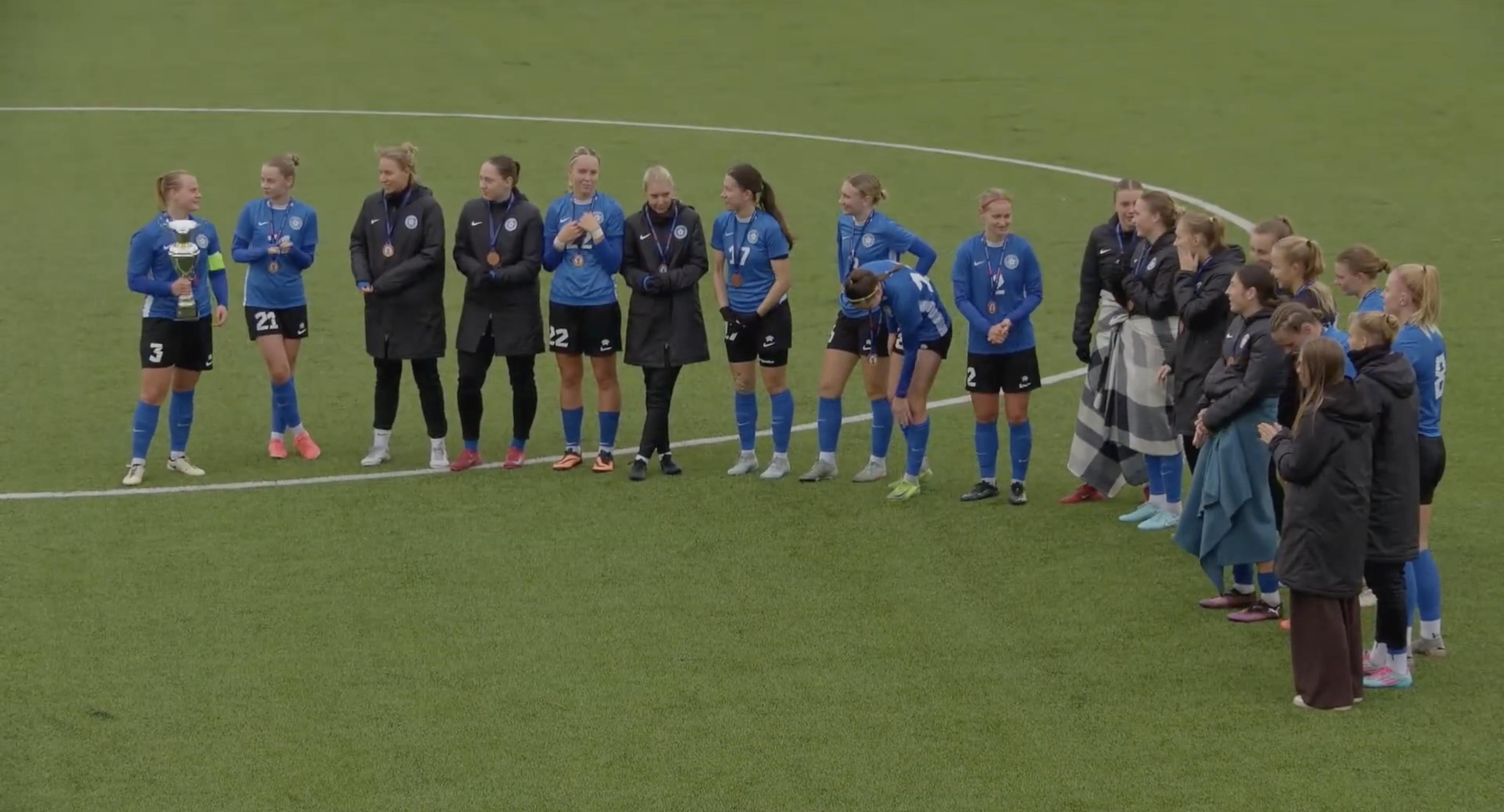 Pronksine Eesti koondis sai samuti uhke karika. Foto: Soccernet.ee