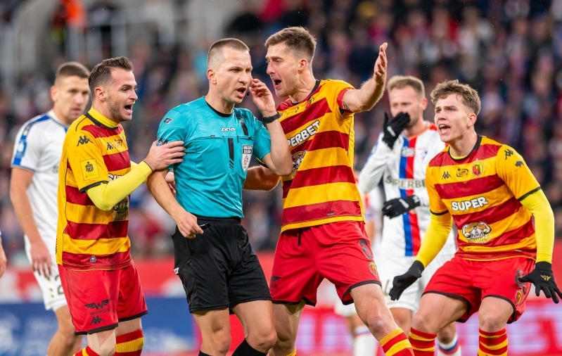 Küünarnukiga näkku ja null reaktsiooni! Poola tiitliheitlust varjutab vilepartii, Jagiellonia nõuab liidult selgitusi