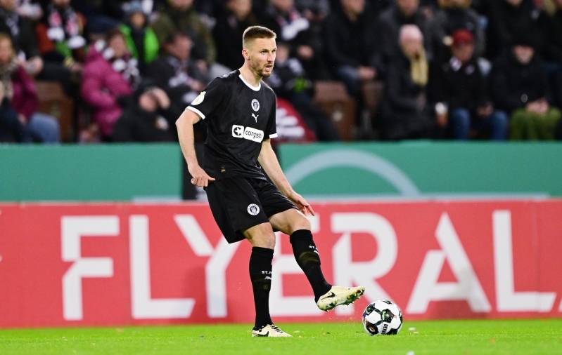 Mets vahetati karikamängus tervislikel põhjustel välja, kuid St. Pauli edenes penaltitega järgmisesse ringi  (täiendatud Metsa kommentaariga!) 