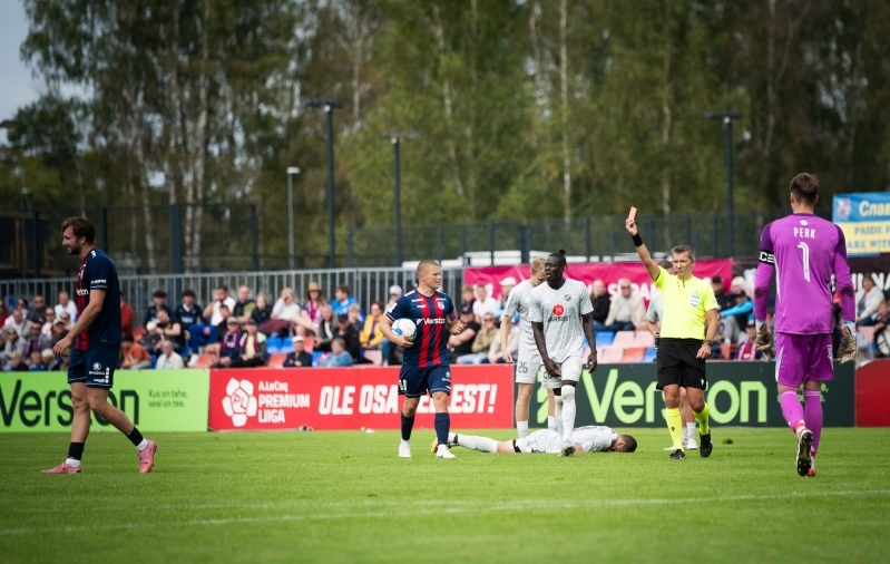 Sten Reinkort lahkumas väljakult punase kaardiga. Foto: Liisi Troska / jalgpall.ee