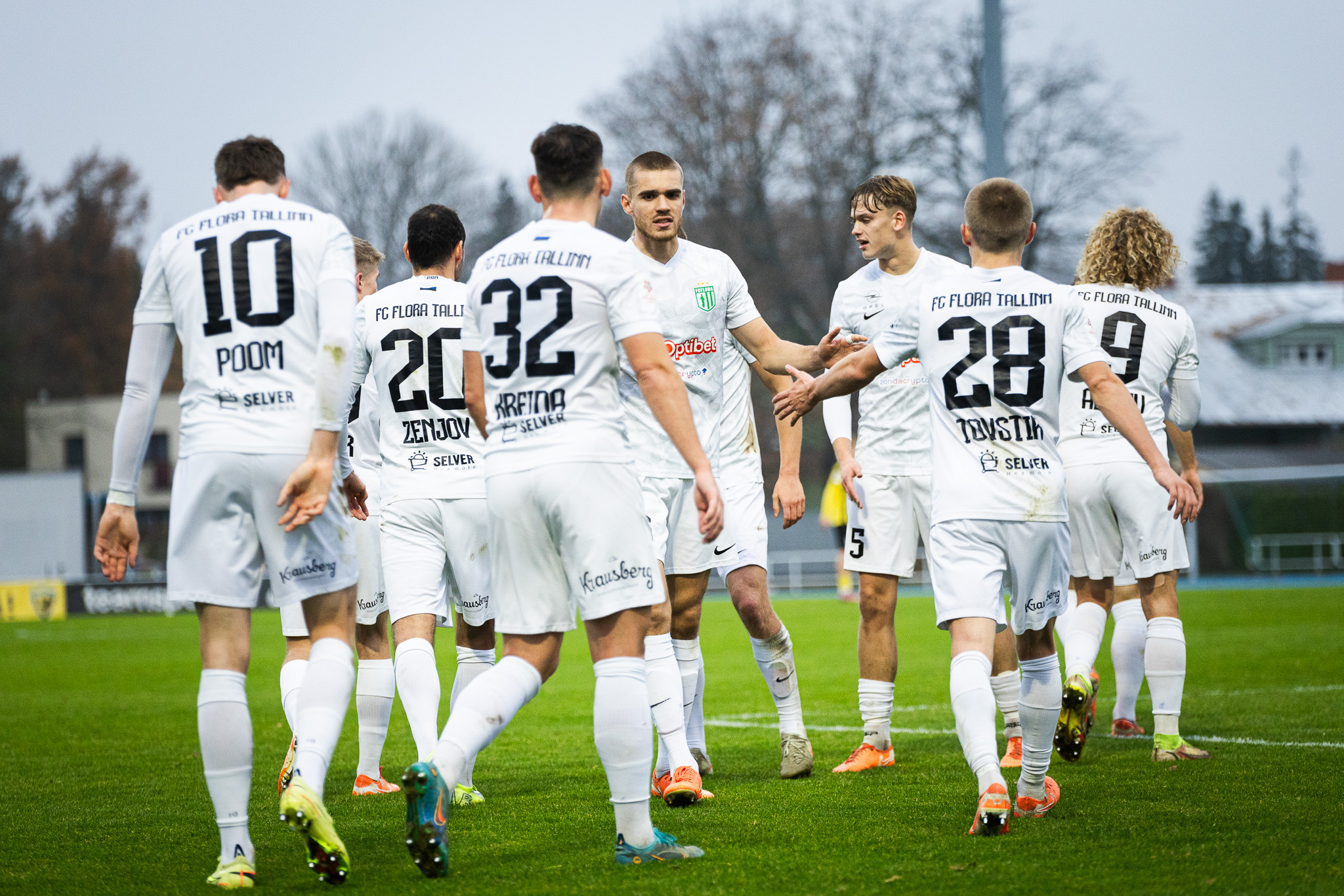 VAATA JA LOE JÄRELE: Pärnus kolm väravat löönud Flora haaras oma 16. meistritiitli  (Harju - Levadia 2:2! Kure üleminekumängudele) 