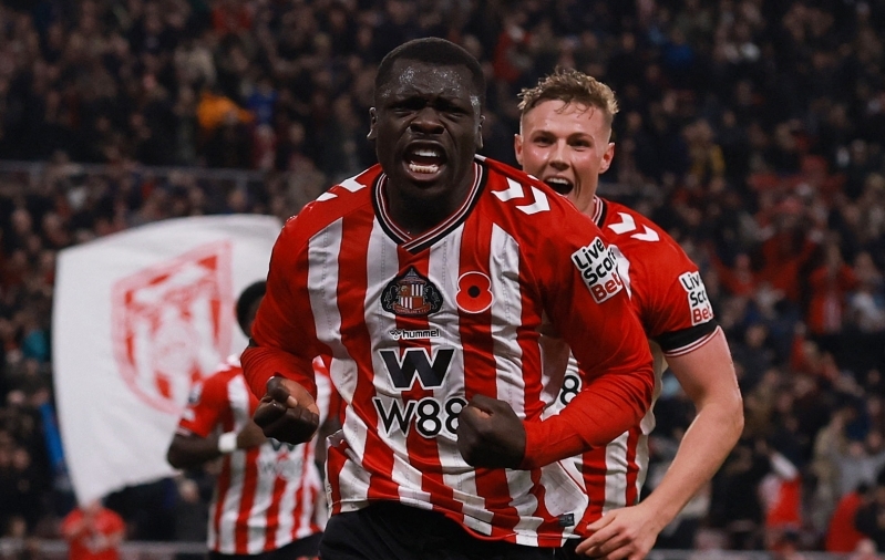 Must kass jäi jalgu! Oma poiss võttis Arsenalilt puhta puuri, käärid lisaminutitel võidu  (+ Chelsea kiusas autsaiderit) 