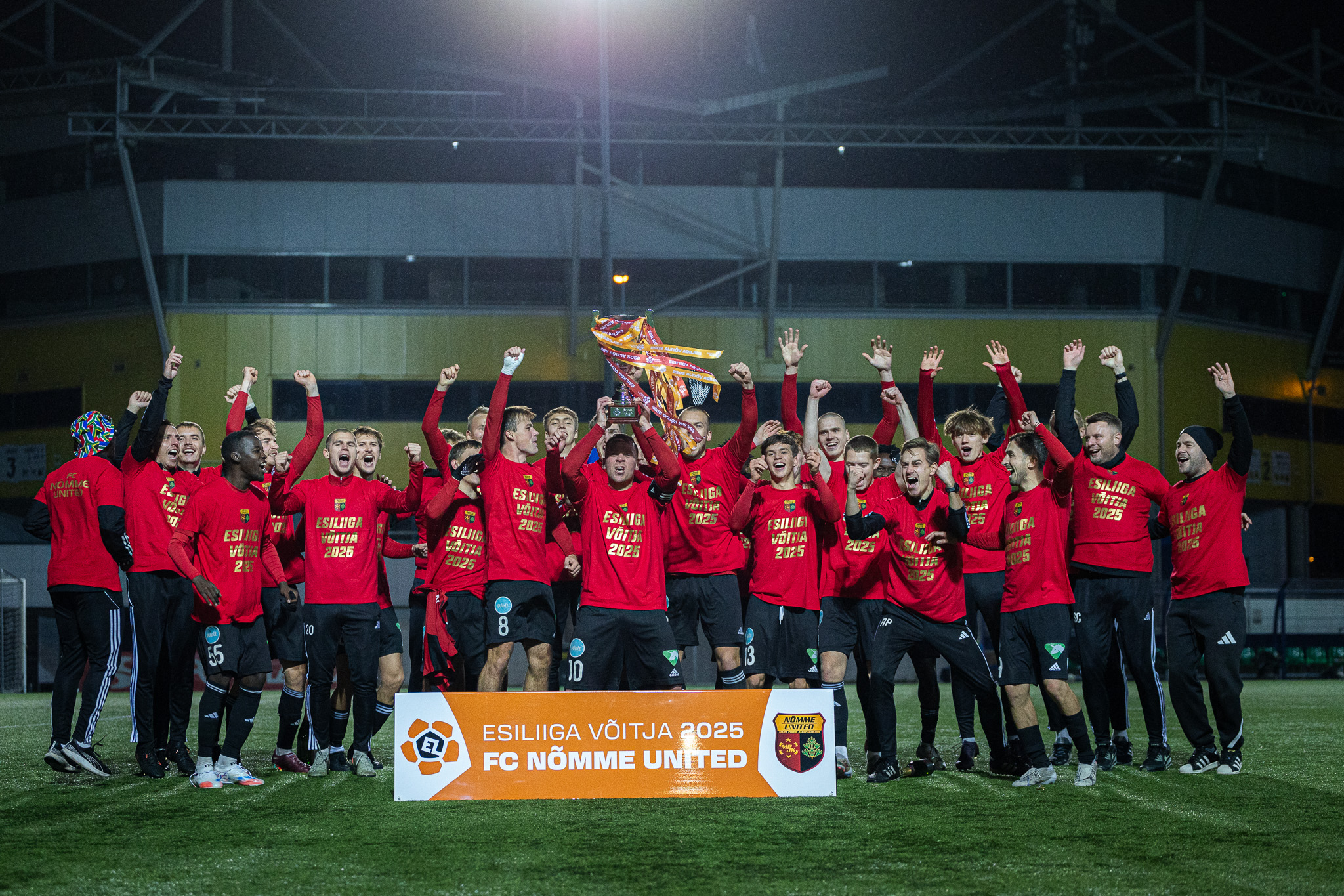 VAATA JÄRELE: Esiliiga rekordi purustanud Nõmme United tõstis karika pea kohale