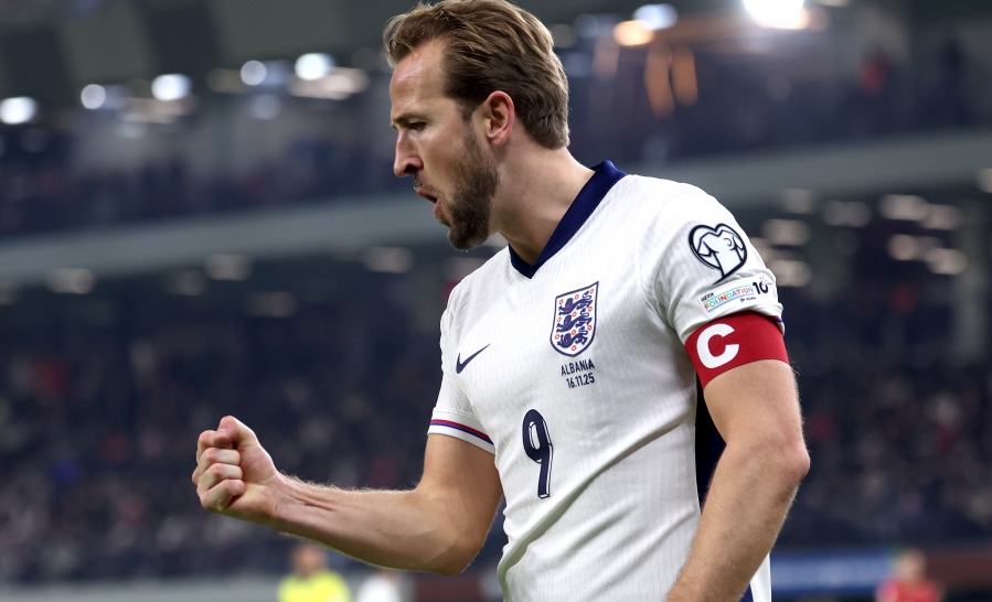 Mitu koondislast usub Harry Kane'i v&otilde;imetesse. Foto: Scanpix / Georgi Licovski / EPA