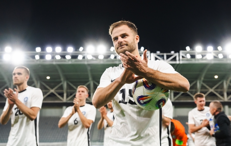 Rauno Sappinen sai Küproselt mängupalli koju kaasa võtta. Foto: Liisi Troska / jalgpall.ee