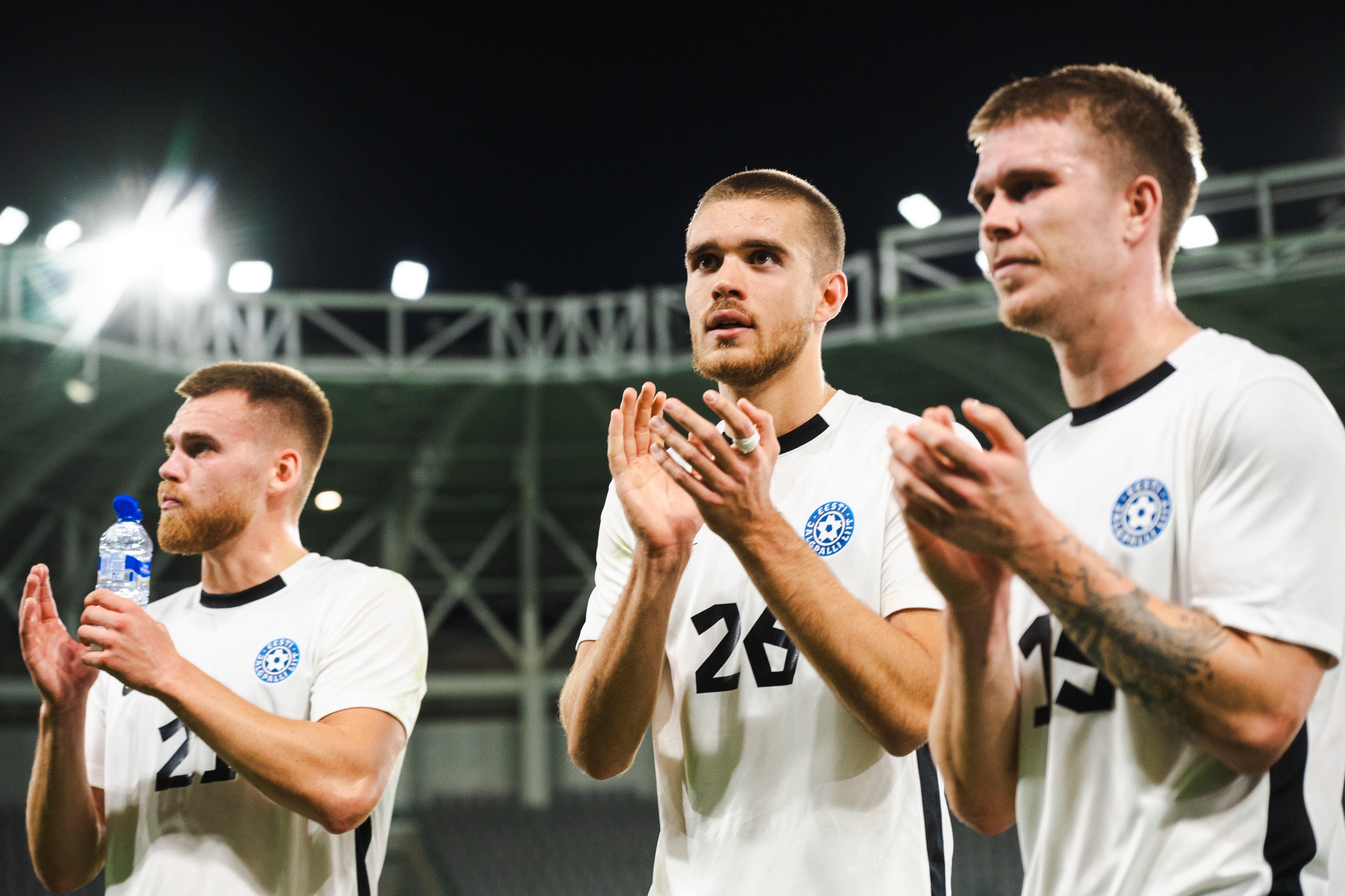 Erko Jonne Tõugjas (keskel) teenis esimese välislepingu. Foto: Liisi Troska / jalgpall.ee