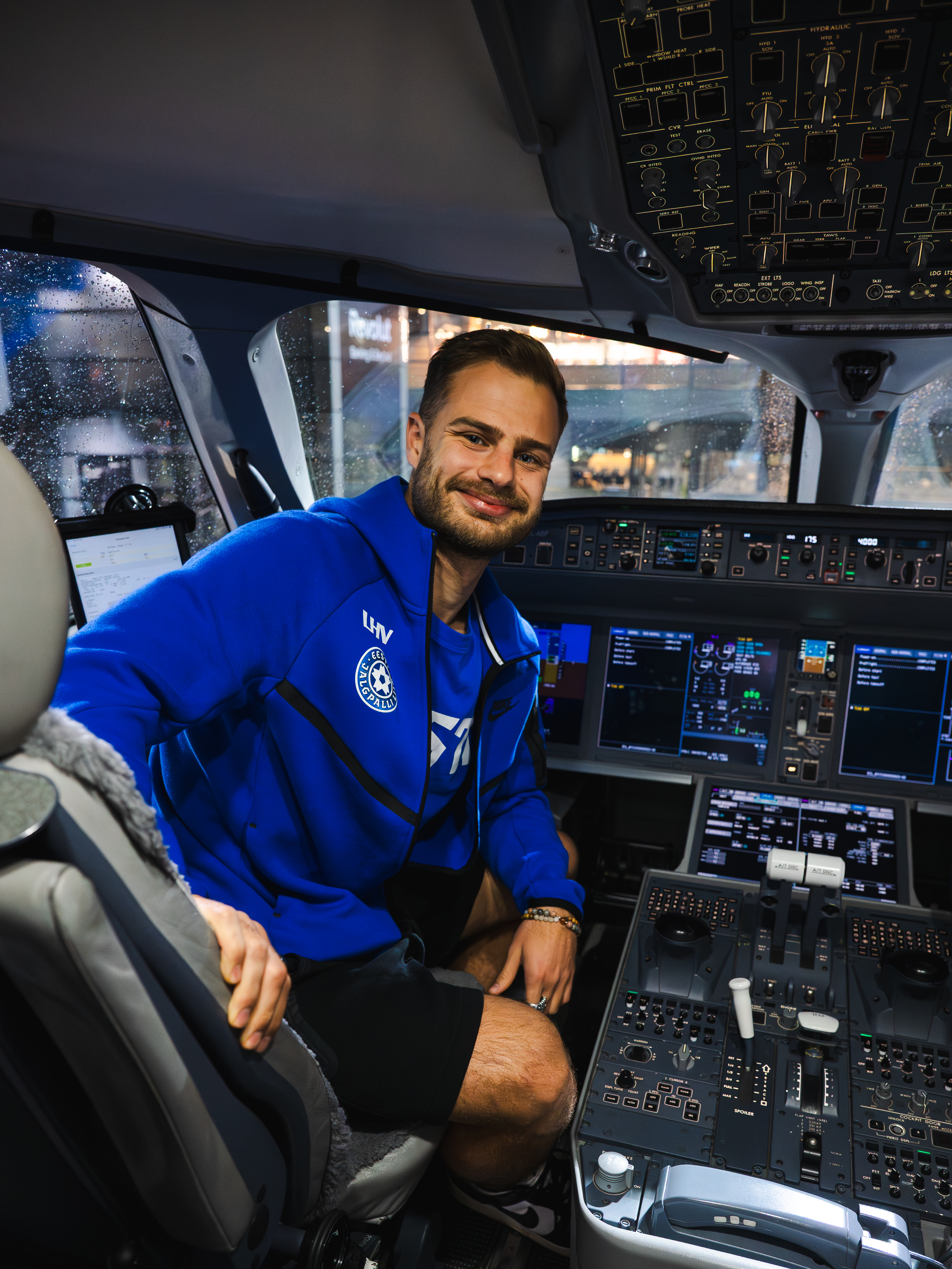 Kübaratriki löönud Sappinen sai kingituseks sõidu kokpitis. Foto: Liisi Troska / jalgpall.ee