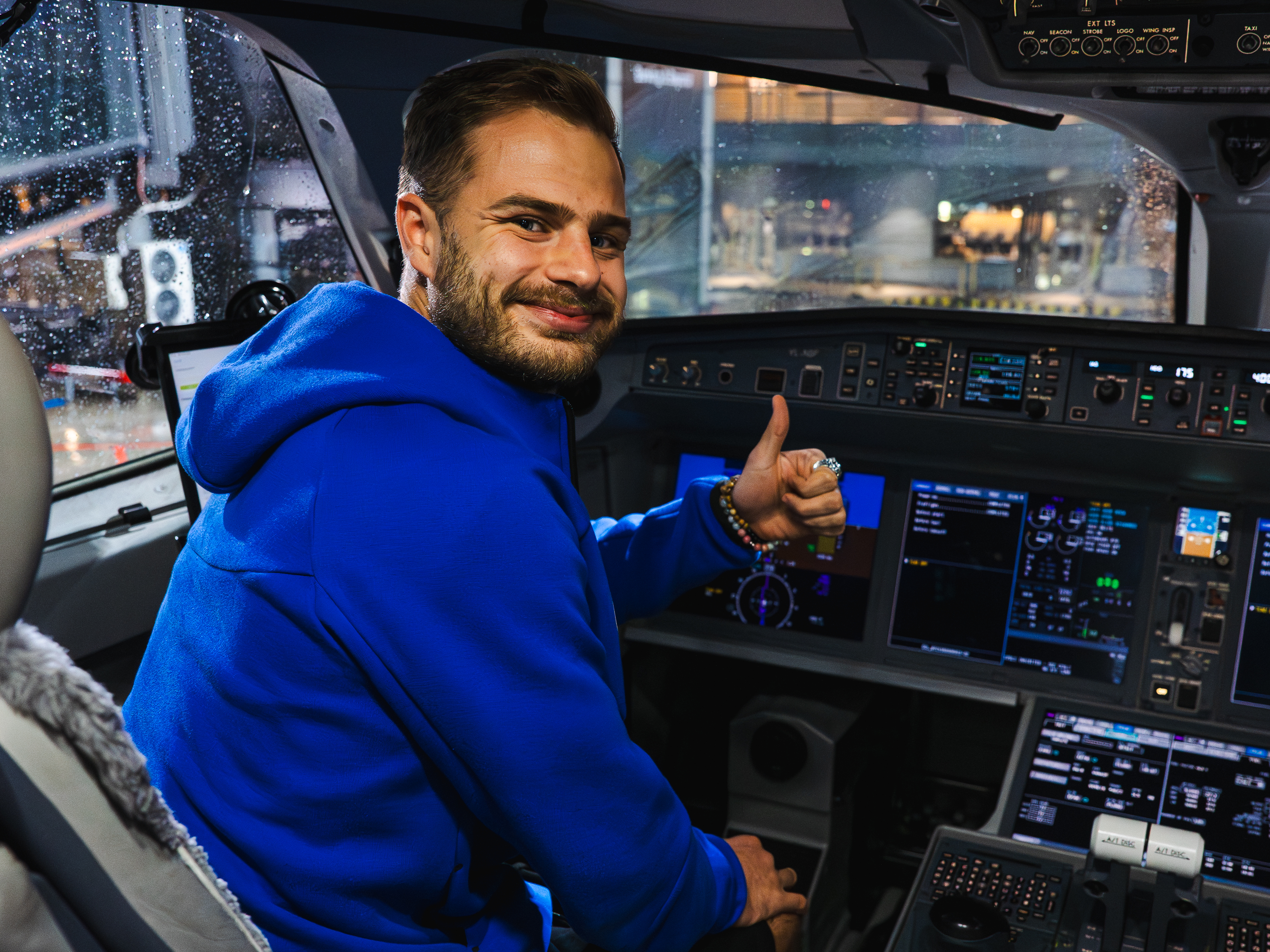 Kübaratrikk viis kokpitti! Piloodiks palutud Rauno Sappinen lennutas Eesti koondise turvaliselt koju  (muljed otse sündmuspaigalt!) 