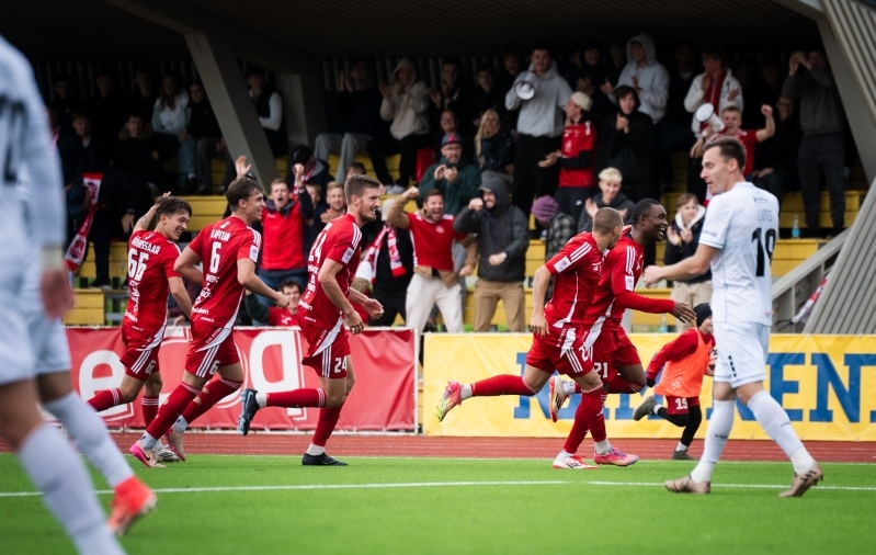 Uus ja ilus tribüün tõi Harjule nii rõõmu kui ka rahvast. Foto: Liisi Troska / jalgpall.ee