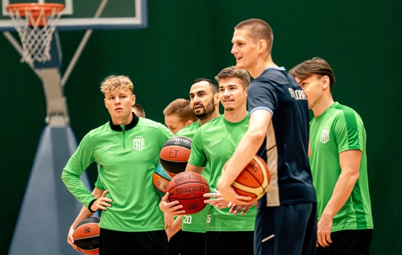 Fotod: legendaarne korvpallitreener Andres Sõber jagas Flora mängijatele näpunäiteid