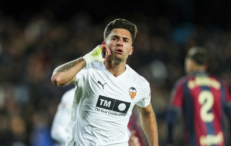 Kuidas võita derbit? Nahkhiir saabus kodusele peole teravate kääridega!