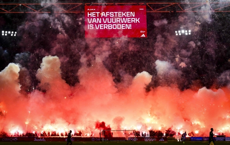 Ajaxi fännid korraldasid rohke ilutulestikuga kaose, mistõttu mäng jäeti pooleli
