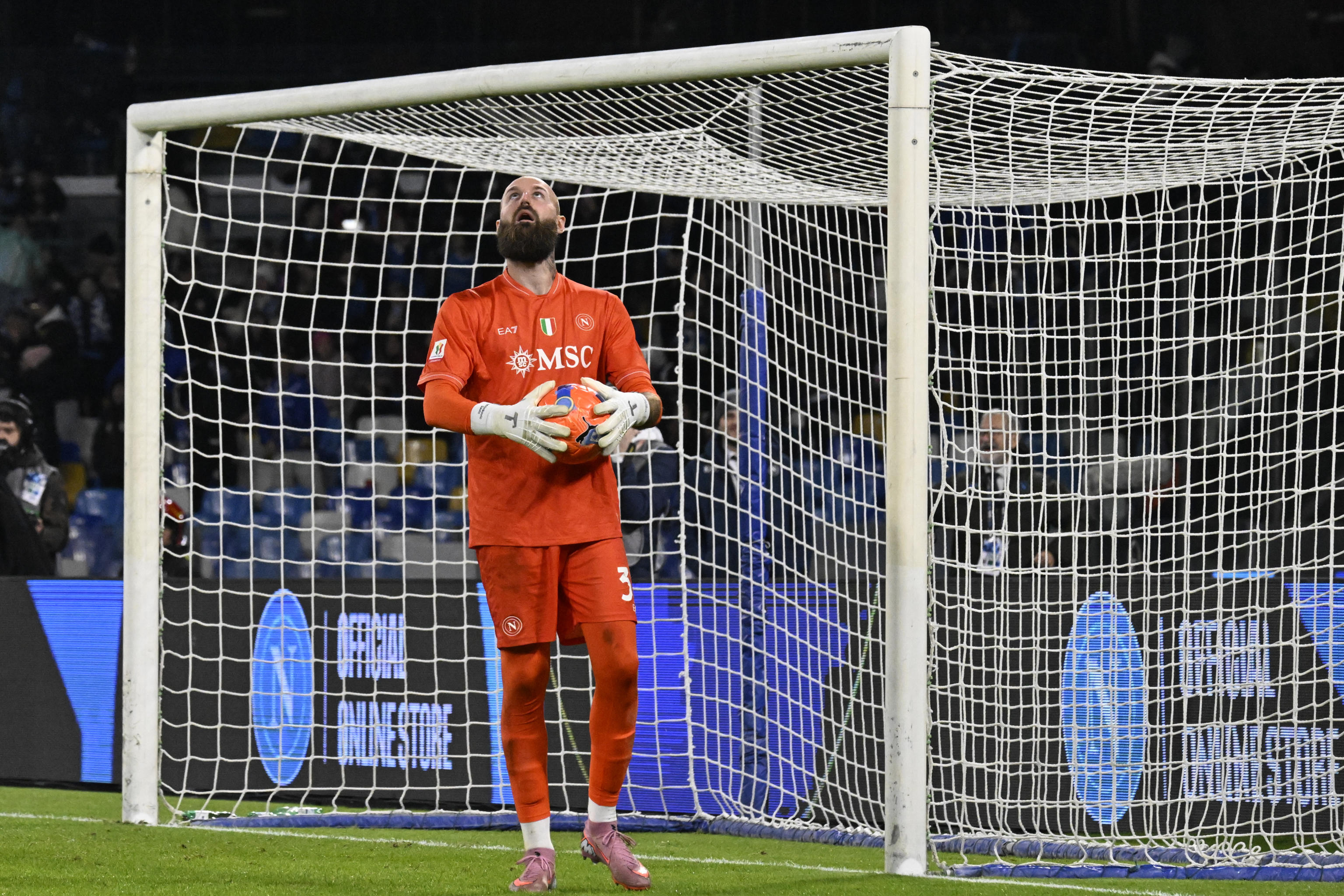 Napoli pääses 20 üritust nõudnud penaltiseeriast edasi, kangelaseks kerkis löönud ja tõrjunud kindamees