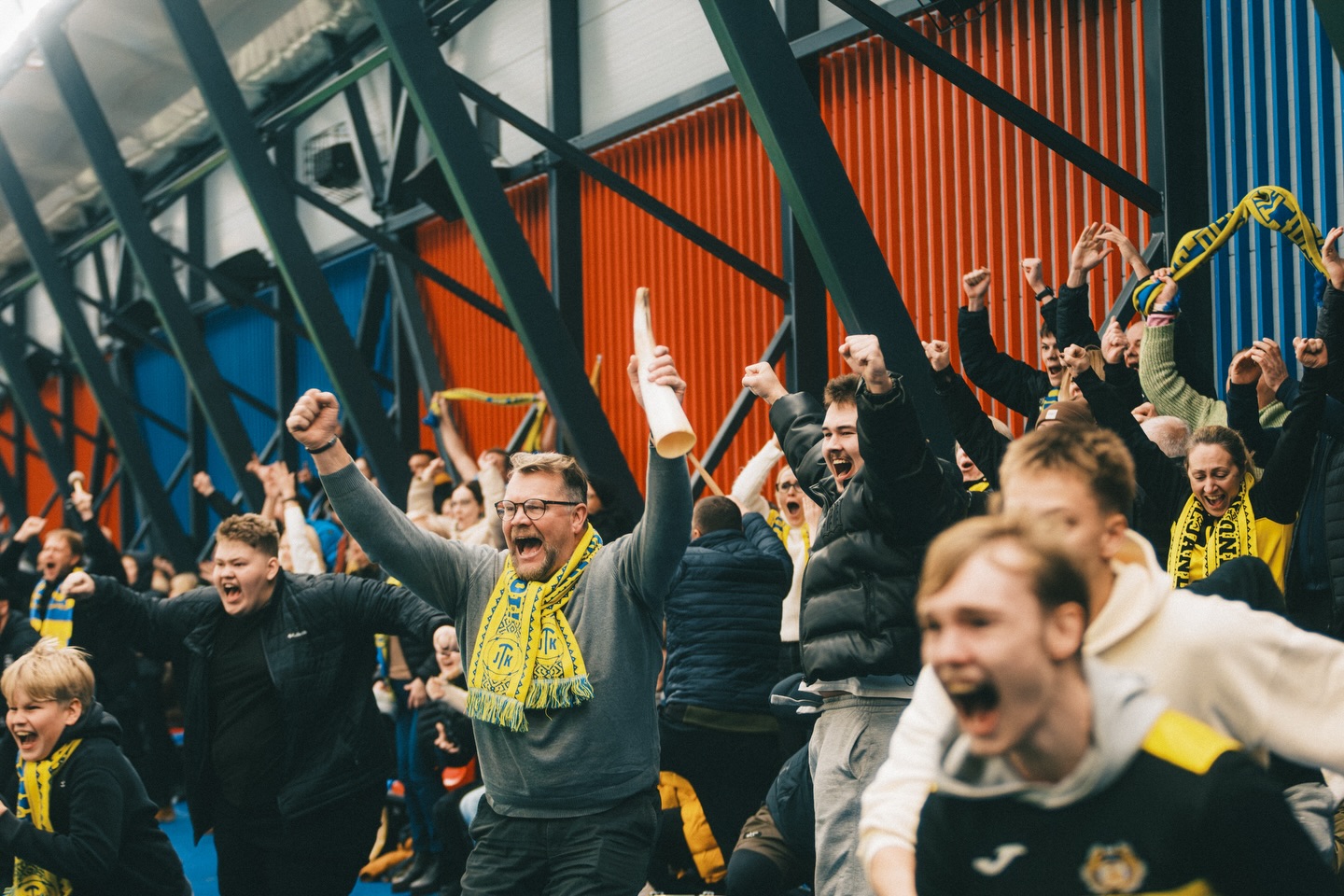 Tuleviku asjapulkade s&otilde;nul tegid meeskonna f&auml;nnid Paide hallis k&otilde;va m&ouml;llu. Foto: Martin Kosseson