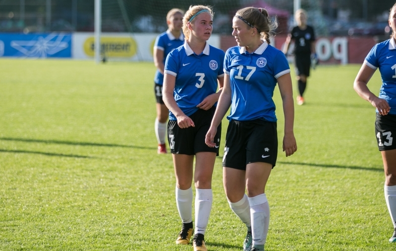Anette Laureen Linnuste (nr 3) 2018. aastal Eesti U17 koondist esindamas. Koos Eva-Maria Niiduga (nr 17), kes osutus hilisemas karj&auml;&auml;ris v&auml;ga kasulikuks kontaktiks. Foto: Brit Maria Tael