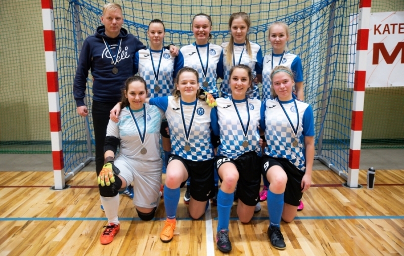 Saalijalgpallis on Anette Laureen Linnuste (alumises reas paremalt esimene) v&otilde;itnud medaleid P&otilde;ltsamaa Motiivi koosseisus. Foto: Eesti Jalgpalli Liit