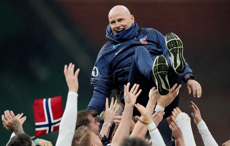 Stale Solbakken visati eduka MM-valikturniiri j&auml;rel m&auml;ngijate poolt &otilde;hku. Foto: Scanpix / Spada / LaPresse via ZUMA Press