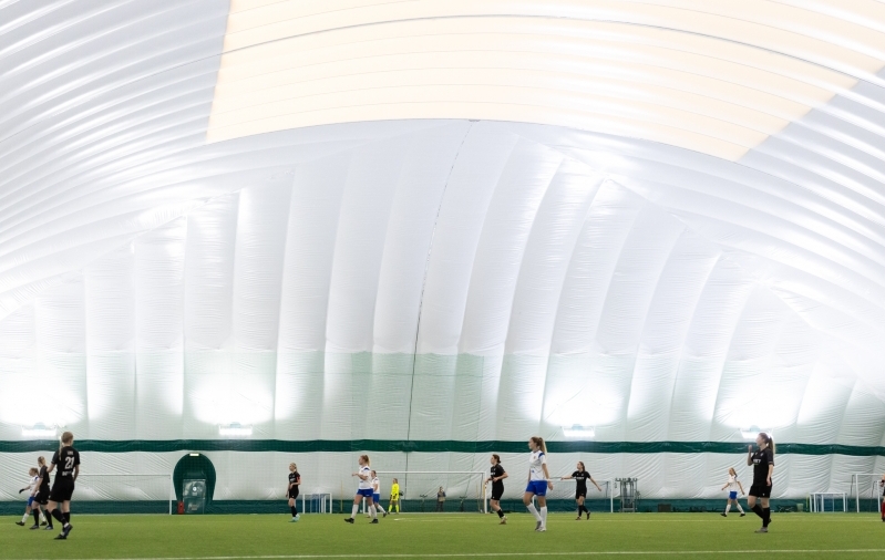 Naiskonna jaoks oli kasulikum m&auml;ngida hallis. Foto: Katariina Peetson / jalgpall.ee