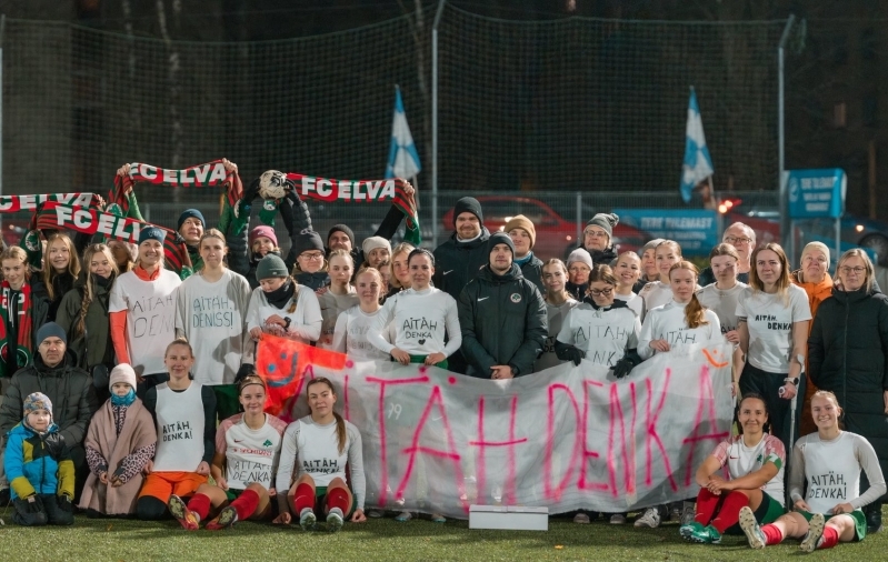 Elva naiskond t&auml;nas pikaajalist juhendajat Deniss Samoilovit. Foto: FC Elva Facebook / Siim J&auml;nes