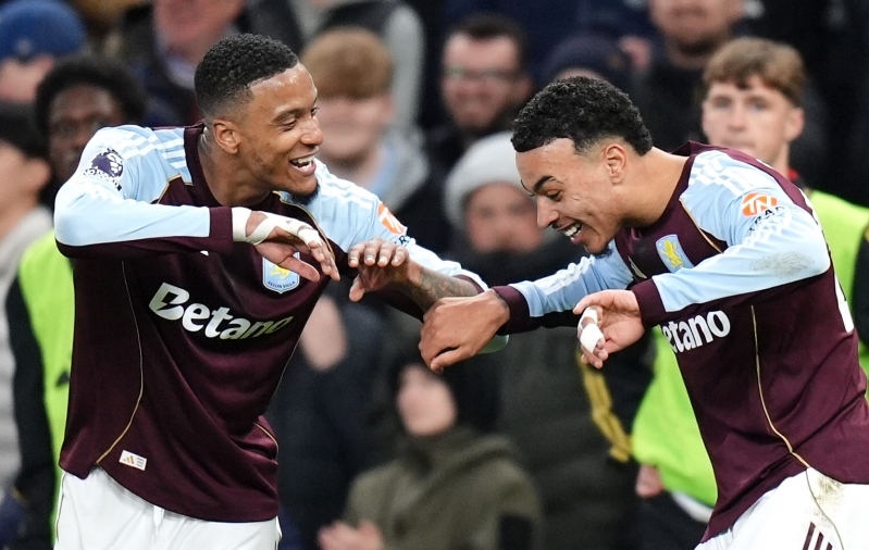 Hullus hoos Villa pani kapteni kaotanud Manchester Unitedi ristnurkade sahinal selili