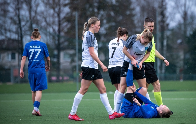 Tammeka v&otilde;tab hetke, et siis naasta. Foto: Liisi Troska / jalgpall.ee