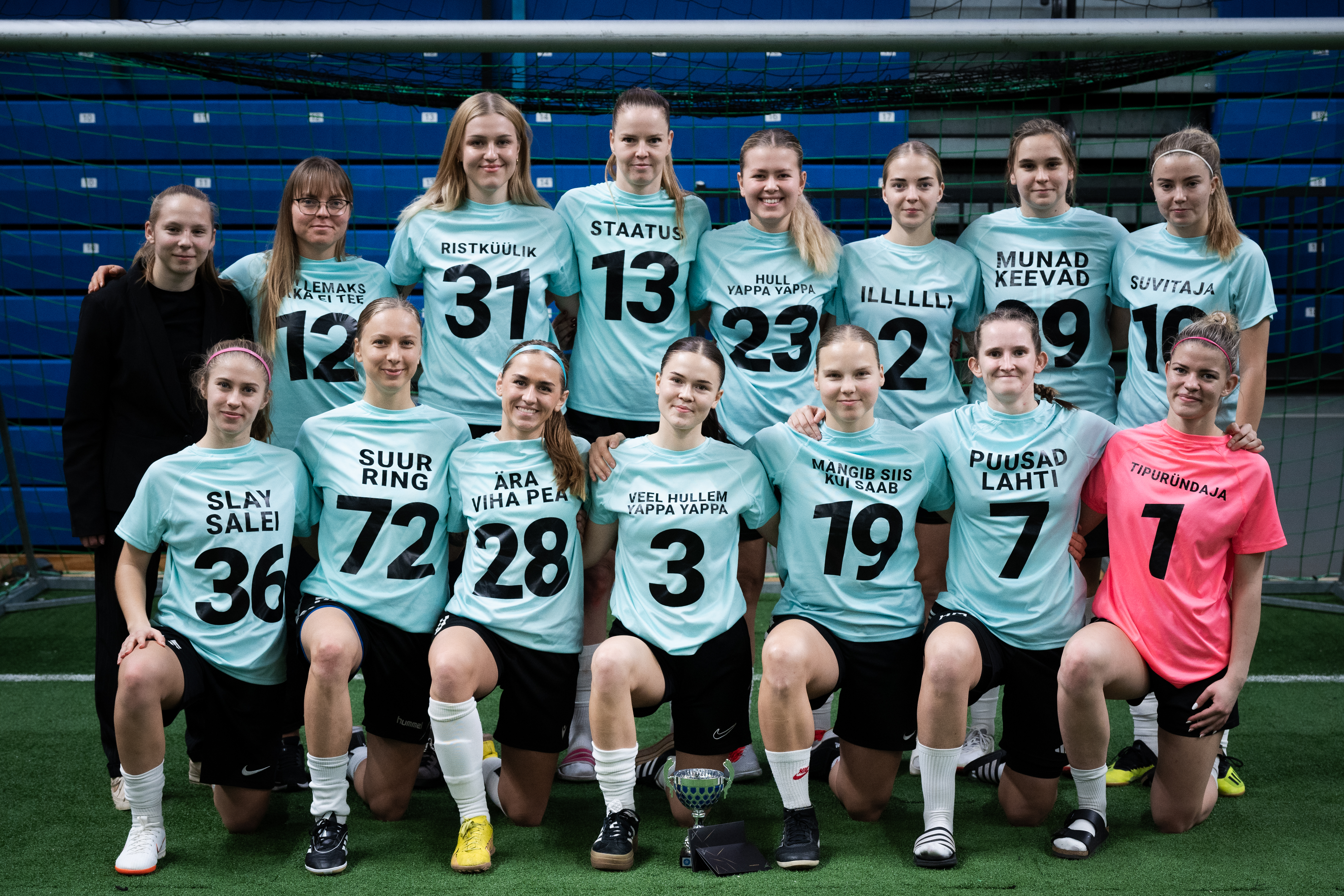 Ristküülik, munad keevad ja suur ring - millise sõnumi saatsid endised Tabasalu naised oma särgil?