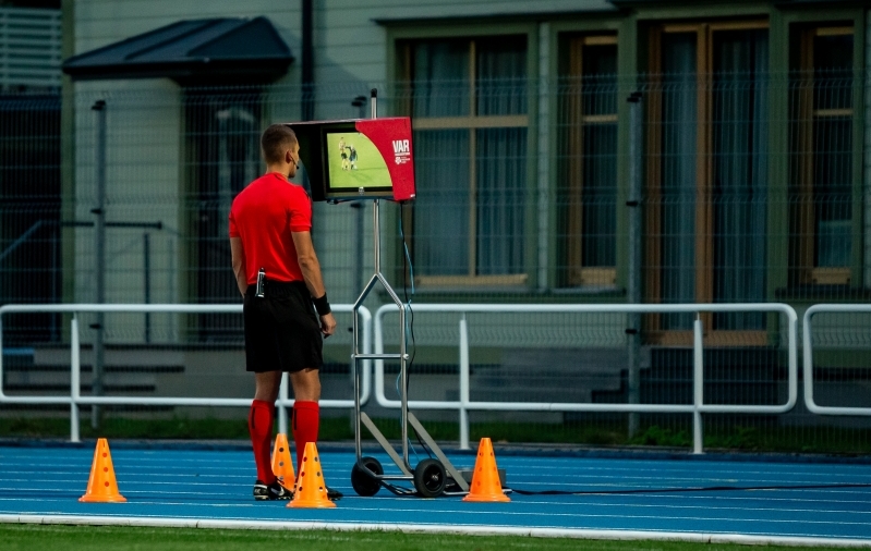 Videokohtuniku hooaeg numbrites | VAR-i abikäsi jäi mullusest lühemaks, punased ja penaltid kiskusid protsenti alla