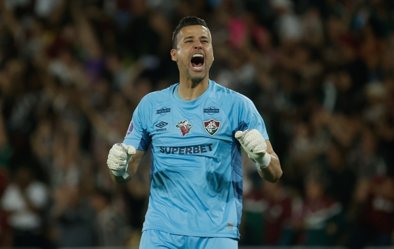 Maailmarekordilise arvu mänge pidanud puurivaht pikendas 45-aastaselt Fluminensega lepingut